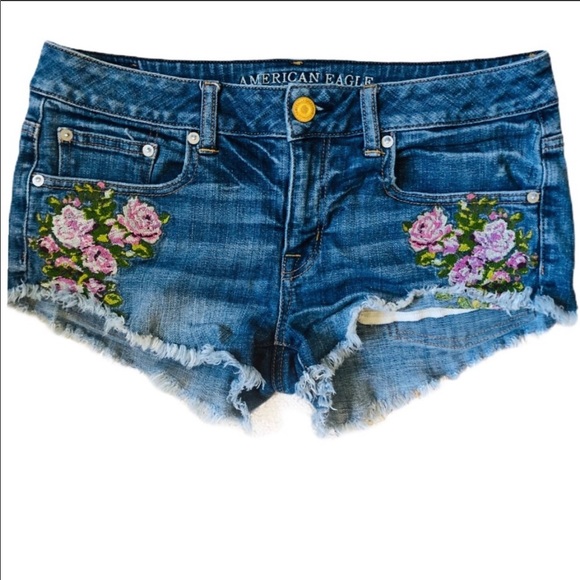 Embroidered jean shorts 🌸